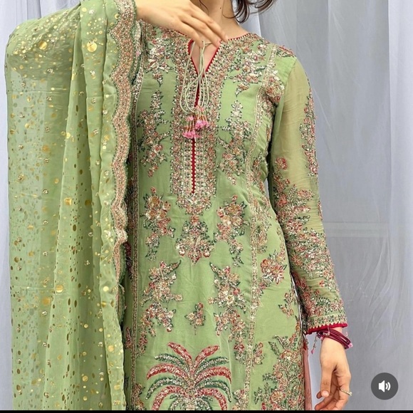 Elegant Green Embroidered Women's Dress - Picture 9 of 9